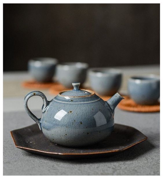 Why do Chinese tap the table when pouring tea?